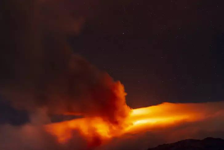Uçaklar için kırmızı kodlu alarm! Etna fokur fokur kaynıyor, insanlık için felaket kapıda: 4 bin 500 m yüksekliğe ulaştı 4